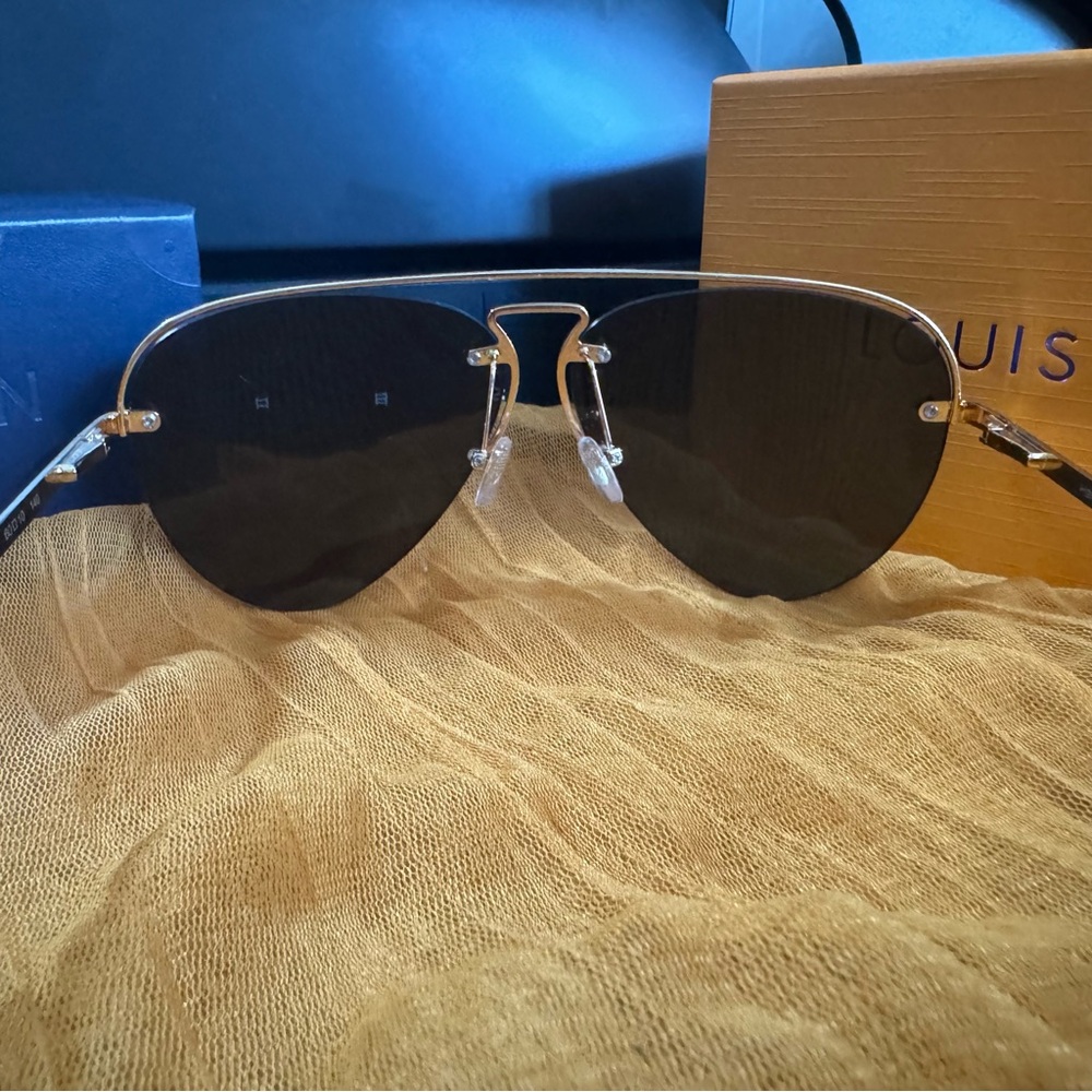 Men's LV U-Shaped Black Aviator Sunglasses - Picture 9 of 9